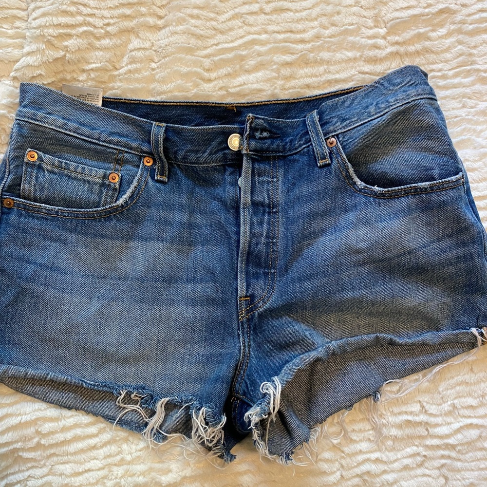Women’s Levi 501 shorts. Newer. Size 31